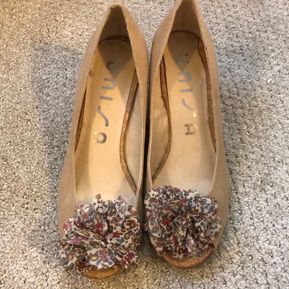 Unisa wedge with floral accent